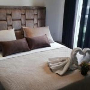 丹吉尔Appart Hôtel Tanger Paname的一张带毯子和天鹅的床