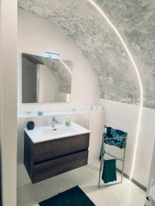 莫尔科泰Appartamento Ca' Sistina Green a Morcote的一间带水槽和镜子的浴室