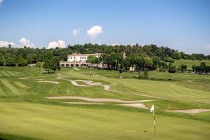 卡拉瓦吉斯德拉海滨QC Termegarda Spa & Golf Resort的享有高尔夫球场和绿色美景