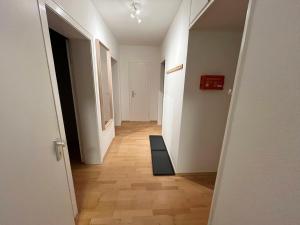 诺伊斯Monteurwohnung Neuss的地板上空的走廊上有一个黑色垫子