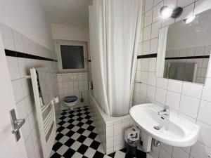 诺伊斯Monteurwohnung Neuss的白色的浴室设有水槽和卫生间。