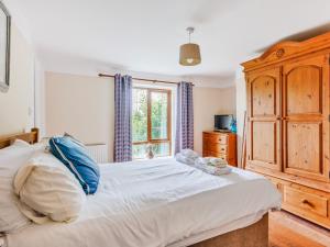 科文3 Bed in Corwen 90459的卧室设有一张白色大床和一扇窗户。