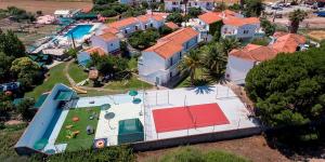 斯卡拉卡伦尼斯玛莱米有机酒店的享有带游泳池的房屋的空中景致