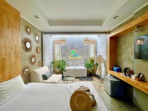 格兰岛班克兰住宿度假酒店的一间卧室配有一张床和一个窗户内的浴缸