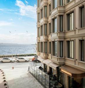 伊斯坦布尔Dream Inn Karaköy Bosphorus的大型海景建筑