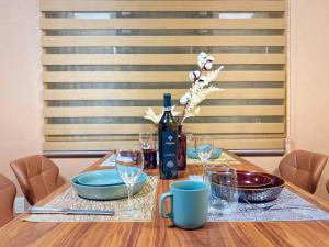 Mongawaさくらや旅館的一张桌子,上面放着一瓶葡萄酒和眼镜