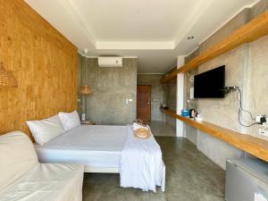 格兰岛班克兰住宿度假酒店的一间酒店客房,配有一张床和一台电视