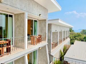 格兰岛班克兰住宿度假酒店的享有房屋阳台的景色