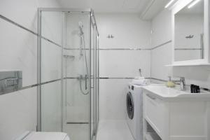 伊斯坦布尔Stella Stays Istanbul Etiler的带淋浴和洗衣机的白色浴室