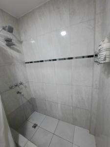 萨尔塔Casa en Salta的带淋浴的浴室和玻璃门
