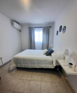 萨尔塔Casa en Salta的一间卧室设有一张大床和一个窗户。
