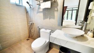 河内LAM ANH HOTEL PHÁP VÂN HOÀNG MAI的浴室配有白色卫生间和盥洗盆。