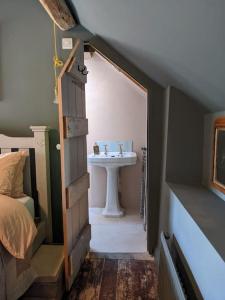 切尔滕纳姆Stylish 3 bed Cotswold cottage with stunning views的一间带水槽和水槽的浴室