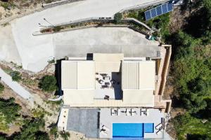阿齐欧斯·贡多斯Lido Paradise Apartments Corfu的享有带游泳池的建筑的空中景致