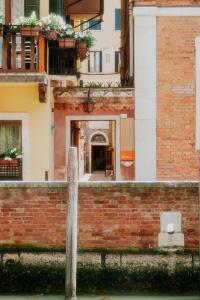 威尼斯卡萨艾卡达米亚旅舍的楼旁的砖墙,有门廊