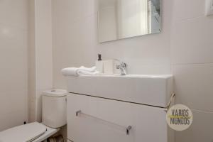 马德里Stunning Apt en la Gran Via-Centro de Madrid的白色的浴室设有水槽和卫生间。