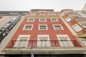马德里Stunning Apt en la Gran Via-Centro de Madrid的带阳台的红砖建筑