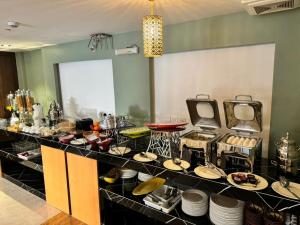 艾卜哈Shatha Abha Furnished Units的盘子和盘子的自助餐