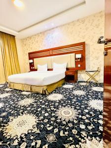艾卜哈Shatha Abha Furnished Units的一间酒店客房,客房内配有一张床
