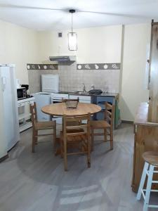 阿热莱斯加佐斯特Appartement en centre ville的厨房配有木桌和椅子