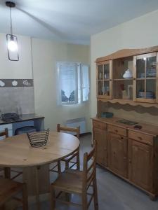 阿热莱斯加佐斯特Appartement en centre ville的厨房配有桌子和桌椅