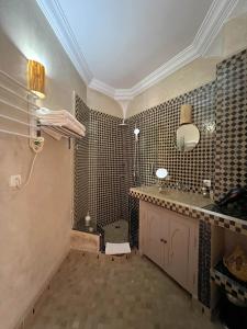 马拉喀什Riad Jonan & Spa的一间带水槽和卫生间的浴室