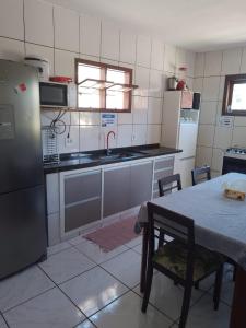布希奥斯Ramos Acomodações的厨房配有桌子、水槽和冰箱