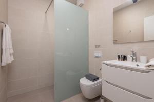 科尔丘拉Korcula Hill的白色的浴室设有卫生间和水槽。