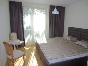派尔努Aisa 39的一间卧室配有一张床、一张桌子和一个窗户。