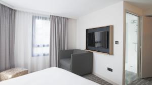 拉瓦勒西托特尔中心酒店的一间酒店客房,配有一张床和一台电视