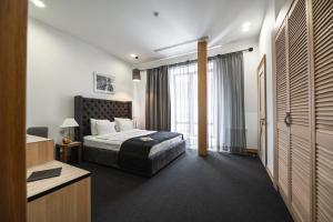 敖德萨Wall Street Maestro的酒店客房设有床和窗户。