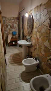 菲夏诺Tenuta Oliva的一间带水槽、卫生间和镜子的浴室