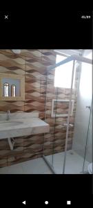 布希奥斯Ramos Acomodações的一间带水槽和镜子的浴室