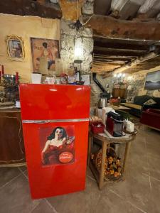 洛阿雷安德莱斯卡勒乔恩旅馆的红色冰箱,上面有一张女人的照片