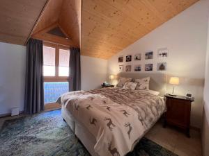 翁根Kinohaus 7的一间卧室设有一张大床和一个窗户。