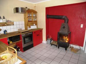 岑平Sandburg的红色墙壁上的厨房配有炉灶