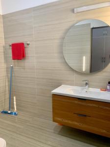 拉瓦尔品第Park View Residency的一间带水槽和镜子的浴室