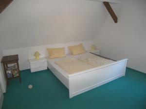 岑平Sandburg的客房内的一张带两个枕头的白色床