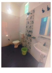 普里Goroomgo D2 Holiday inn Near Sea Beach的浴室配有盥洗盆、卫生间和盥洗盆。