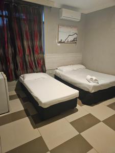 珀斯Perth City Motel的双床间位于带 ⁇ 形地板的客房内