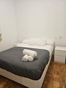 马德里MAD COCO Apartamento Frente al Prado的白色卧室,配有带毛巾的床