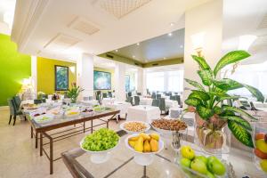 蒙特格罗托泰梅特姆德尔纳西奥尼酒店的用餐室,配有水果和蔬菜