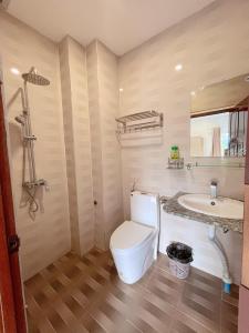 万荣Galaxy VangVieng Hotel的一间带卫生间和水槽的浴室