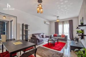 开罗2BR Apartment-Host Prime In Rehab City的客厅配有沙发和桌子