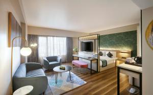 孟买速吧国际酒店的配有一张床和一张书桌的酒店客房