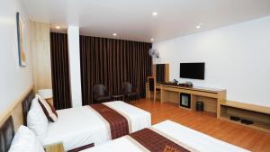 河内Khách sạn Lam Anh Ngoại Giao Đoàn Hà Nội的酒店客房设有两张床和一台平面电视。