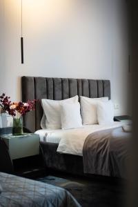 德瓦Eco Friendly的一间卧室配有两张带白色枕头的床