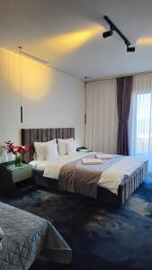 德瓦Eco Friendly的酒店客房设有两张床和窗户。