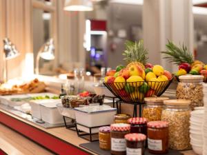 里昂里昂中心佩拉什宜必思酒店的自助餐,包括一碗水果和其他食物