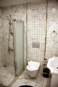 内夫谢希尔Kaya city rezidans的带淋浴、卫生间和盥洗盆的浴室